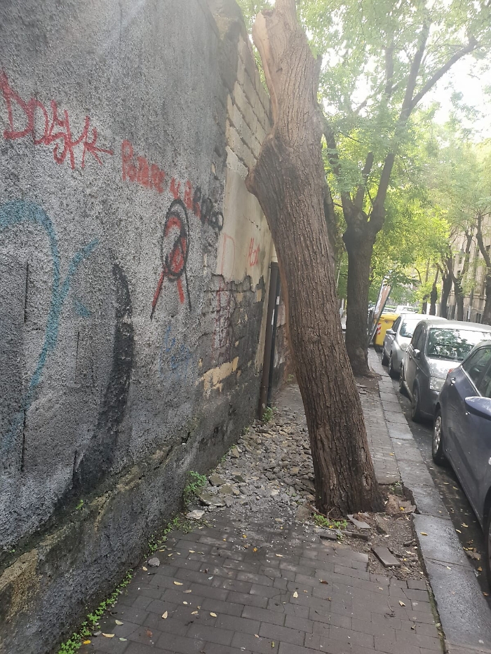 Catania, Via Ipogeo: marciapiede pericoloso per i pedoni