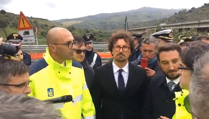 Il tour di Toninelli tra le strade colabrodo della Sicilia: &laquo;Devo parlare subito con Musumeci&raquo;
