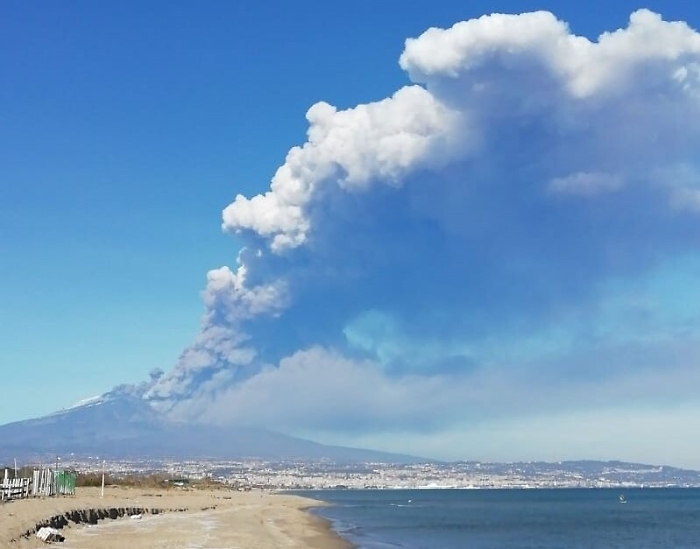 Etna, arriva l'eruzione di Natale:esplosioni ed emissioni di cenere