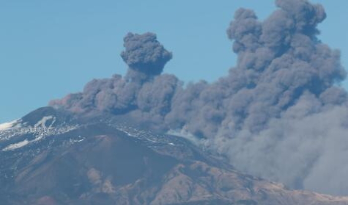Eruzione dell'Etna, &egrave; stop ai voli: chiuso a Catania lo spazio aereo
