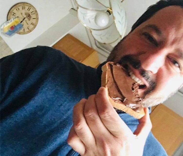 Salvini su Fb con pane e Nutella,il Pd: &laquo;Chiesa scusa ai siciliani&raquo;