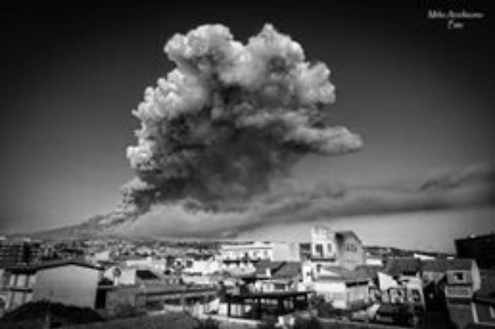Spettacolare eruzione dell'Etna nel giorno di Natale