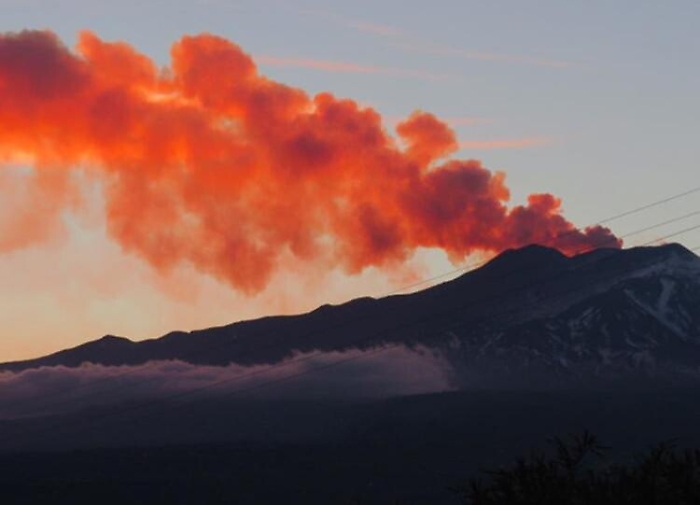 L'eruzione dell'Etna cala di intensit&agrave;, l'aeroporto di Catania resta operativo