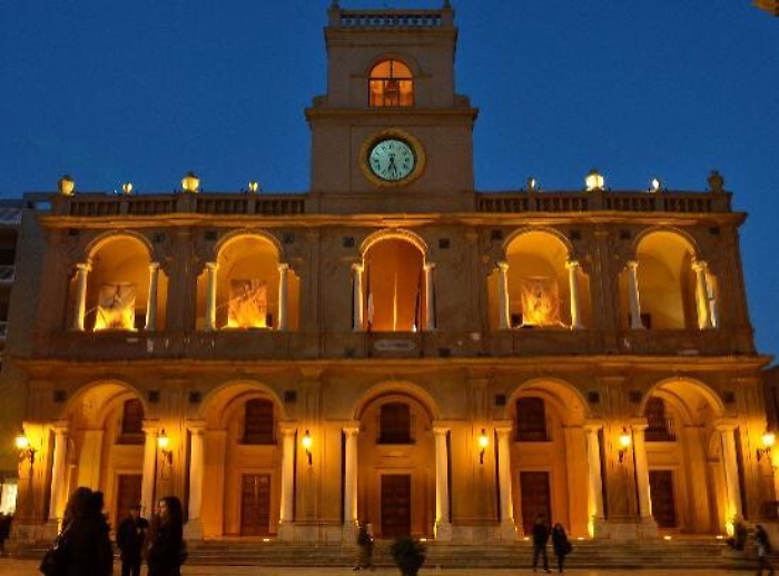 Marsala, fine del "precariato storico" al Comune: lavoro stabile per 268