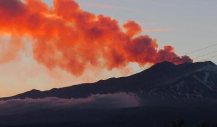 Etna, diminuisce l'attivit&agrave; sismica ma c'&egrave; chi ancora dorme nelle auto