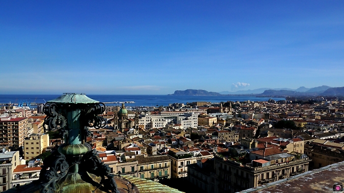 Palermo: eruzione dell'Etna vista dal tetto del teatro Massimo 
