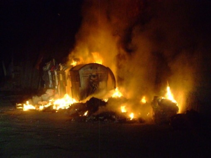 Rifiuti in fiamme a Palermo rendono aria irrespirabile