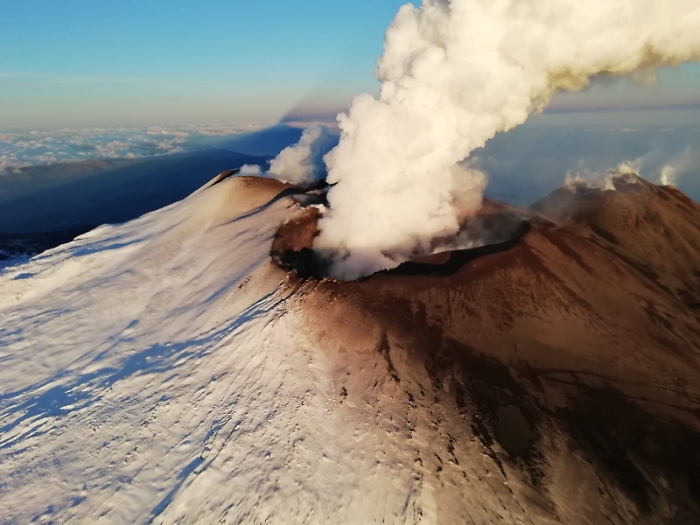 L'Etna d&agrave; una tregua, meno cenere e lo spazio aereo &egrave; riaperto