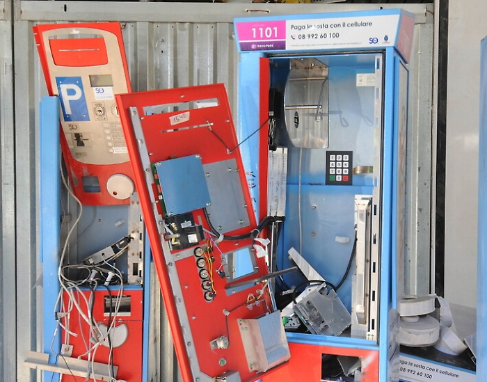 Catania, tre giovanissimi arrestati per le esplosioni delle colonnine di Sostare