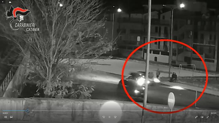 Patern&ograve;, guarda una ragazza: il fidanzato lo travolge con auto, i familiari lo picchiano