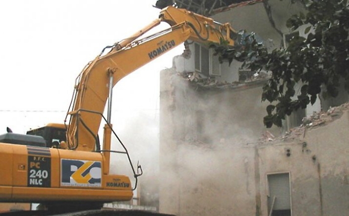 Gli vogliono pignorare la casa, e lui: &laquo;E allora abbattiamola, &egrave; abusiva&raquo;