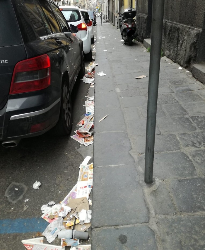 Catania, volantini lasciati in strada.