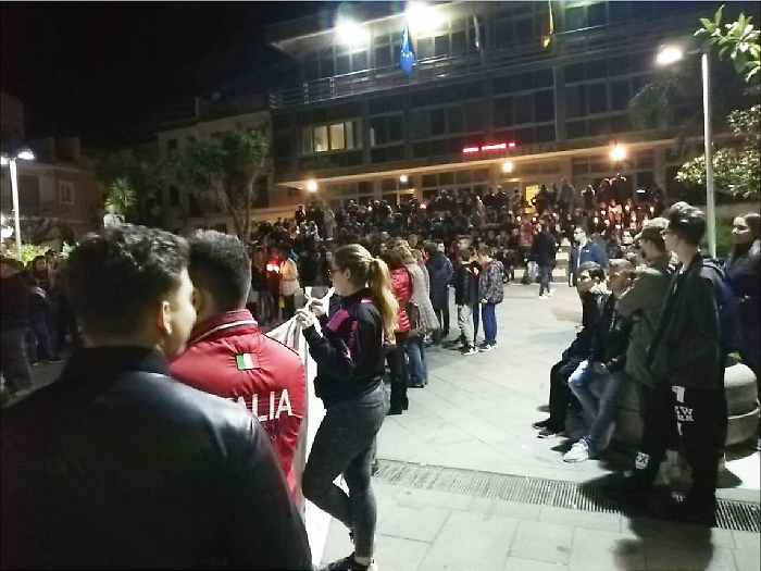 Tutta Catenanuova alla fiaccolata per Loredana, ancora sotto shock per il primo femminicidio