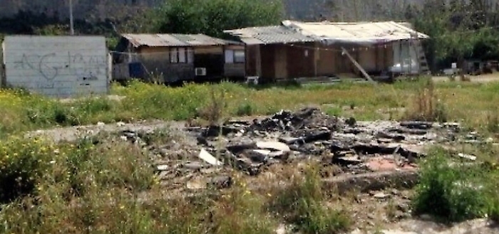 Incendio in baracche rom alla Favorita: conto alla rovescia per lo sgombero