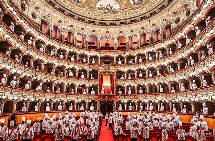 Festa Federcuochi al Bellini: teatro "invaso" da centinaia di berrette bianche