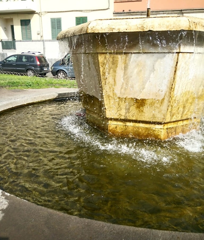 Catania, degrado fontana piazza 2 Giugno.