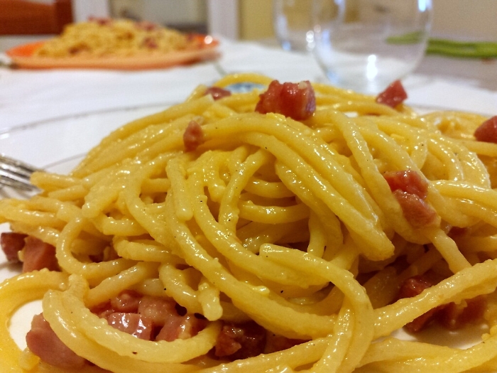 #Carbonaraday: ecco il "re" della carbonara Luciano Monosolio ai fornelli