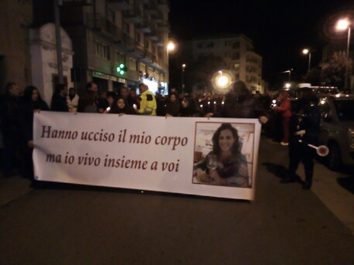 Uccisa a Marsala, in 3000 sfilano per ricordare Nicoletta: &laquo;Io vivo insieme a voi&raquo;