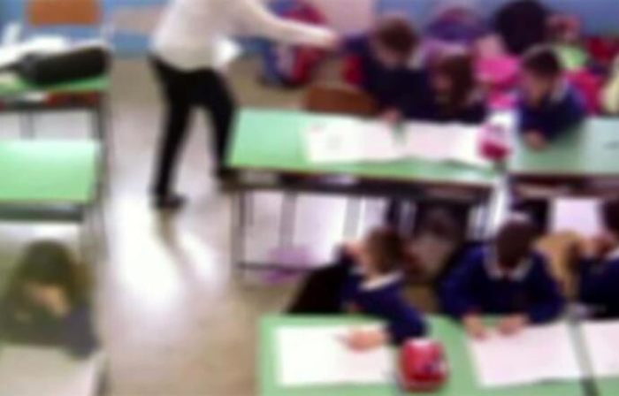 Schiaffi e spintoni ai piccoli alunni, maestra di asilo sospesa a Nicosia