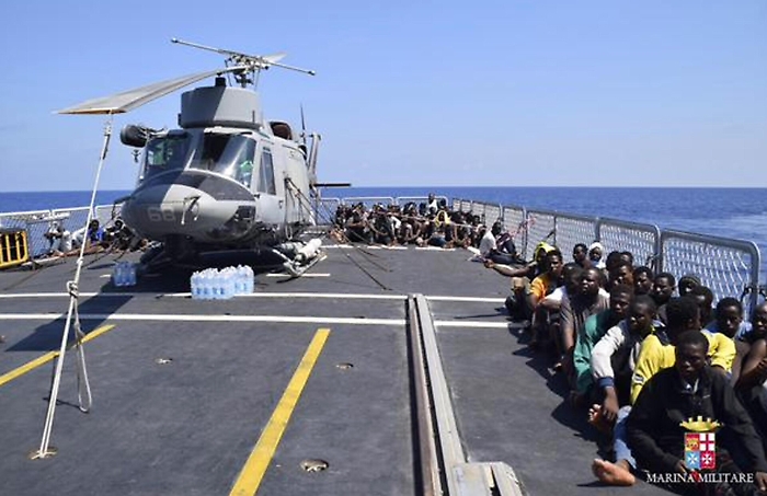 Migranti soccorsi dalla Marina: giallo su bimba morta ed &egrave; polemica sui ritardi