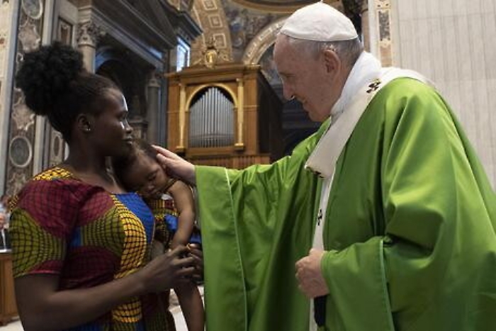 Il Papa dedica la messa ai migranti e ricorda visita a Lampedusa