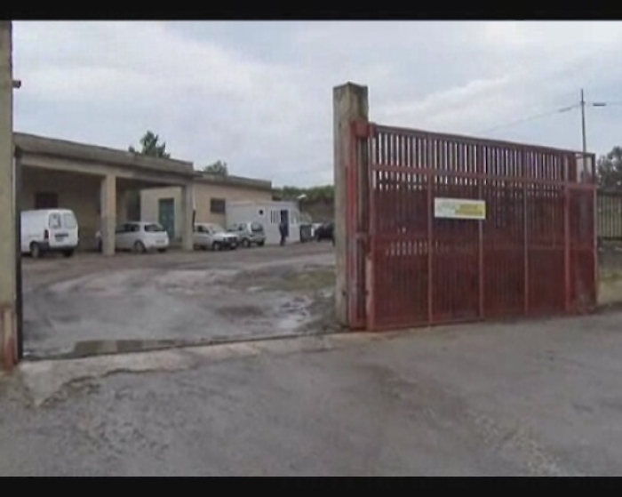 Canicatt&igrave;, incendio doloso di cassonetti al centro raccolta