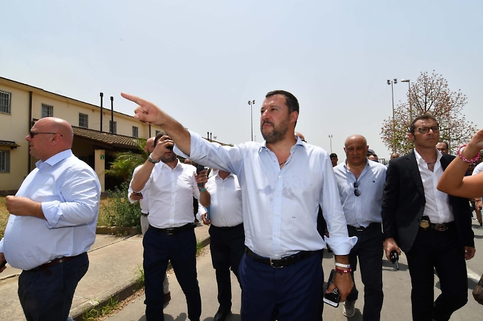 Mineo, Salvini chiude il Cara: &laquo;Che bella giornata&raquo;. Ma lavoratori protestano: &laquo;Lasciati in mutande&raquo;