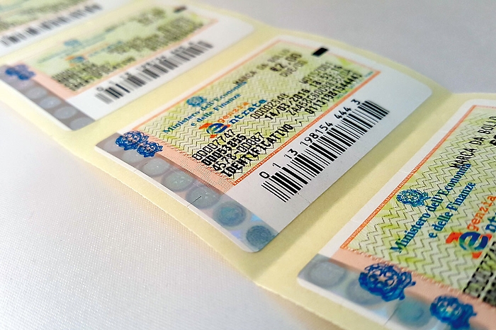 Falsificava le marche da bollo, arrestato gestore bar Tribunale di Enna