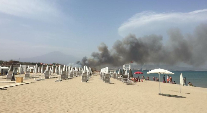 Catania, alla Plaia dopo le fiamme divampano le polemiche: al via i sopralluoghi