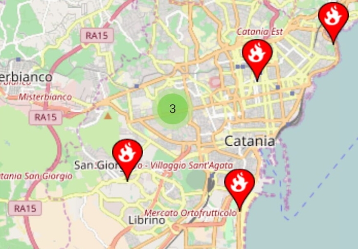 Plaia di Catania: spenti gli ultimi focolai, ma viale Kennedy resta off limits