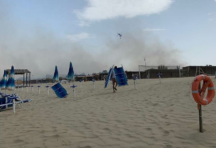 Incendi Catania: riaperto il viale Kennedy, alla Plaia si torna a fare il bagno