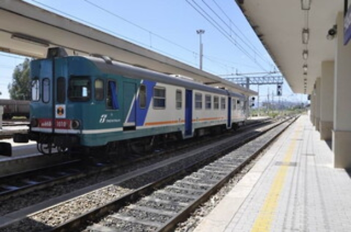 Treni, circolazione sospesa tra Catania  e Siracusa per cavi danneggiati da incendi