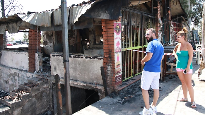 Incendi alla Plaia di Catania, il sospetto del dolo: &laquo;Roghi appiccati in pi&ugrave; punti&raquo;