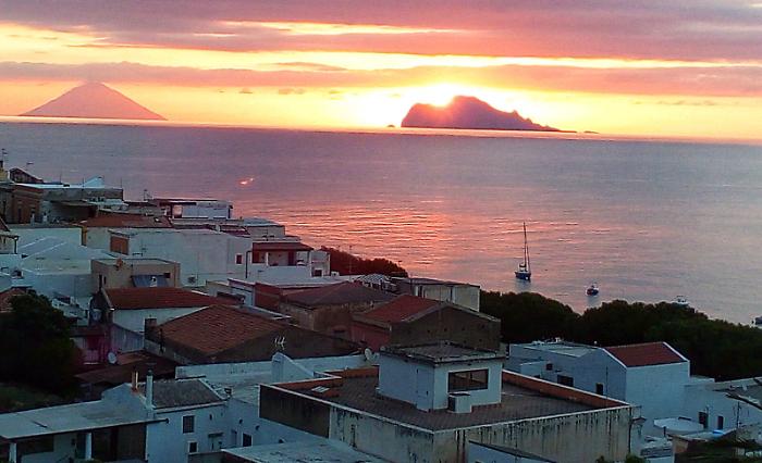 Messina, Isole Eolie: l'alba di stamattina vista da Salina