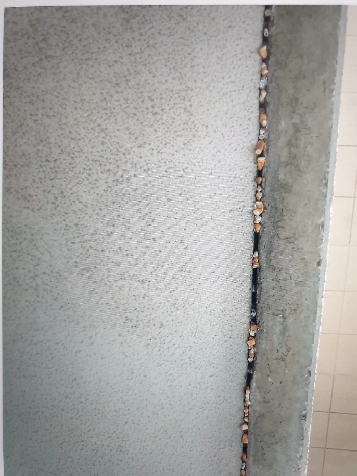 Catania, Ospedale Garibaldi Nesima: muro usato come posacenere