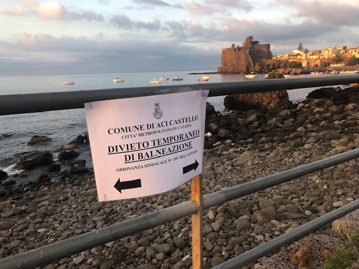 La vergogna di quel divieto di balneazione nella riviera dei Ciclopi. a che punto &egrave; la lotta all'inquinamento del mare 