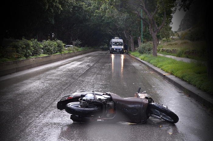Palermo: scooterista perde il controllo del mezzo, si schianta e muore