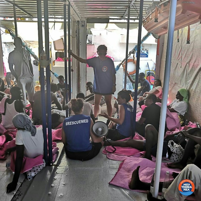 Dalla Mare Jonio scendono soltanto in tre: appelli per lo sbarco