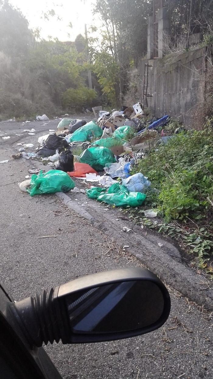 Catania: rifiuti  strada Feudogrande - Piedimonte &egrave; disseminata di rifiuti