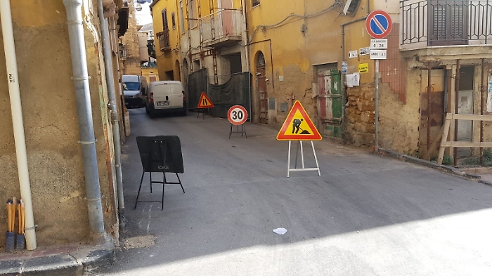 Agrigento, lavori in corso, raccolta della carta a rilento