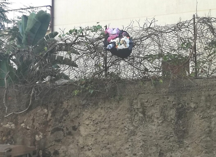 Nuova in...disciplina catanese, lancio del sacco rifiuti