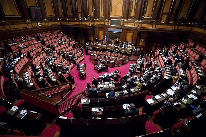 Manovra, c'&egrave; il s&igrave; del Senato: dalla mini plastic tax alla cannabis light, ecco cosa cambia