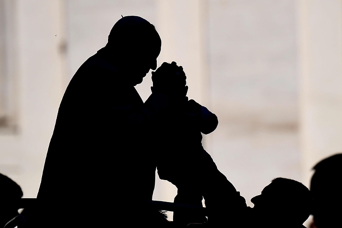 Preti pedofili, la svolta del Papa: abolito il &ldquo;segreto pontificio&rdquo;