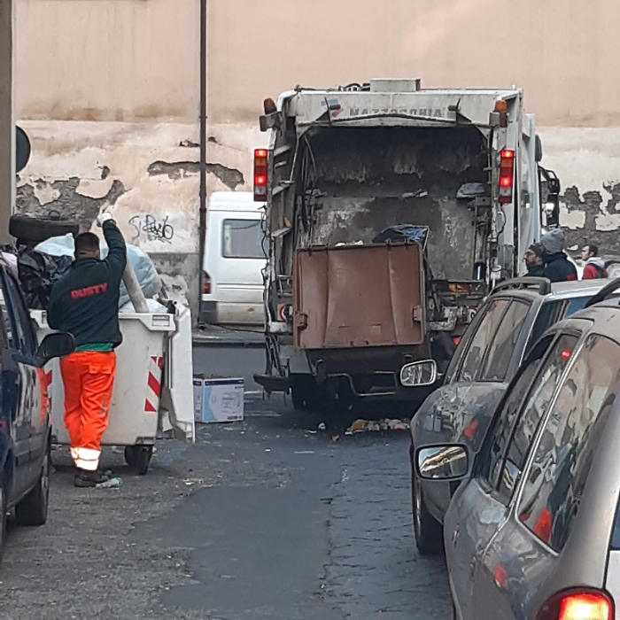 Catania: autocompattatore blocca il traffico in via R. del Lume