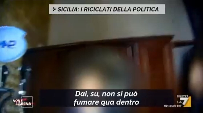 Palermo, commessi del Comune mangiano e fumano nella Sala delle Lapidi