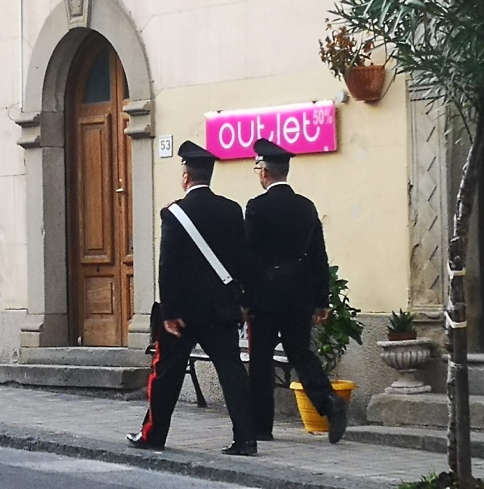 Brolo, arrestati gli estorsori di un commerciante di calzature che ha denunciato