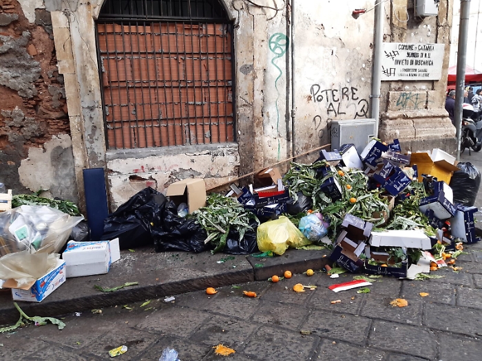 Catania: rifiuti sotto il cartello di divieto in via Calvagna