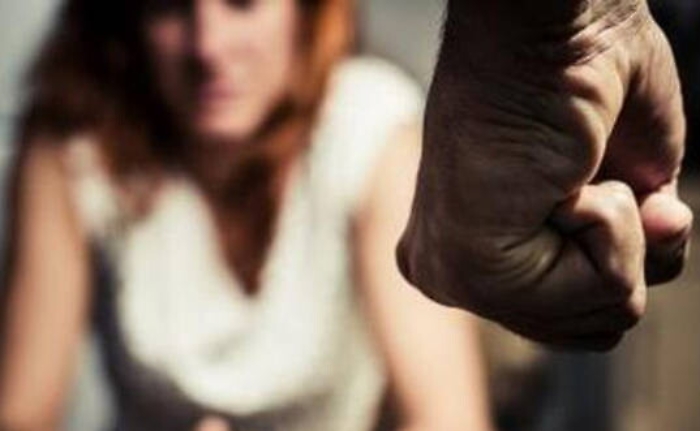 Pachino, costringeva la compagna a strisciare e a mangiare fango: arrestato