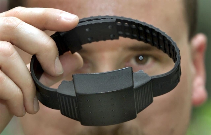 Maltratt&ograve; la ex, braccialetto elettronico a responsabile per la prima volta a Catania