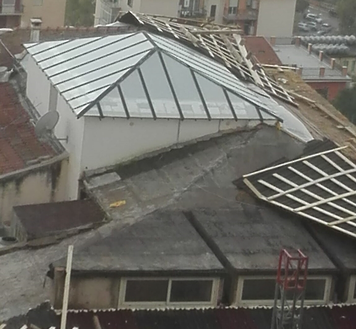 Piazza Cavour, crollano anche le protezioni del palazzo Liberty messo "in sicurezza"